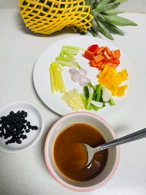 Prepare the sauce in advance: Take a bowl, put 2 spoons of light soy sauce, 1 spoon of oyster sauce, 1 spoon of dark soy sauce, 1 spoon of sugar, 1 spoon of corn starch, add 100ml of water, stir well and set aside.
