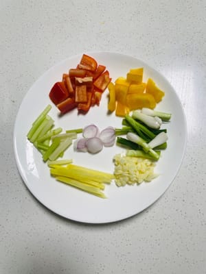 Prepare the ingredients: Chop the scallions and celery, mince the garlic, shred the ginger, and dice the onion. For spicy food, prepare chili peppers, erjingtiao peppers, or screw peppers (the spicier ones are better). For those who can't handle spicy food, chop bell peppers and set aside.
Prepare 15g of fermented black beans and set aside.