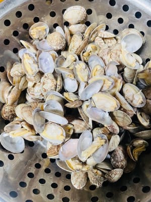 If you can't guarantee the sand is present and want to be efficient, boil water and blanch the clams. Once they open, quickly remove them and rinse thoroughly with clean water to remove any sand. Drain and set aside. (If there's any sand, I won't want to eat another one, fearing it'll be contaminated. 😀) If the clams are sand-free, skip this step.