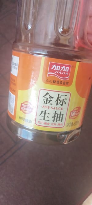 Un cucchiaino di salsa di soia chiara