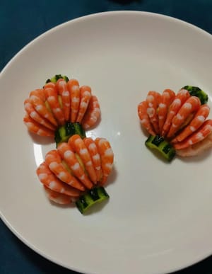 Formare dei semicerchi con il purè di patate e disporli su un piatto, quindi disporre i gamberi sopra.