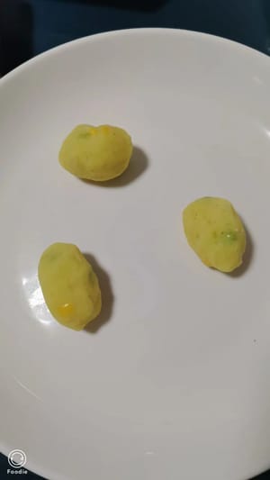 Formare dei semicerchi con il purè di patate e disporli su un piatto, quindi disporre i gamberi sopra.