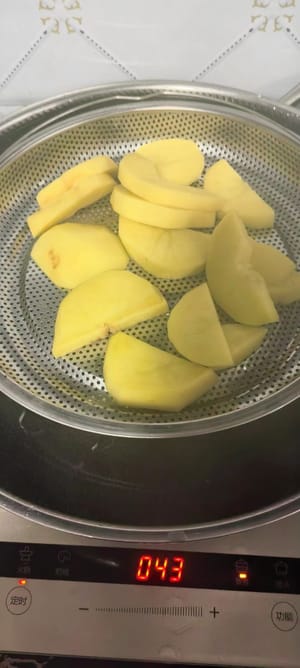 sbucciare e affettare le patate, quindi cuocerle a vapore per circa 10 minuti. Aggiungere i chicchi di mais e i piselli alle tagliatelle e cuocere fino a cottura ultimata.