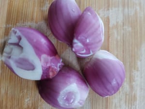 Red onion seeds