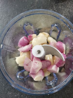 then grind the spices (shallots, garlic, candlenuts)