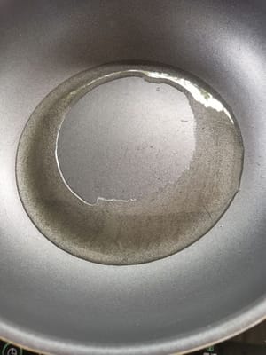 prepare a frying pan, pour in oil, wait until it's hot