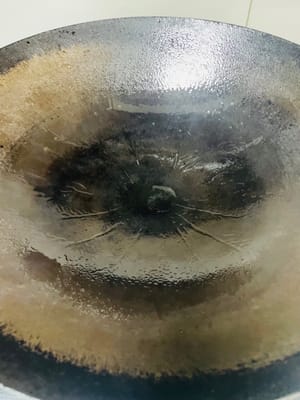 炒香羊骨:鍋裡噴一點油,油熱後倒入瀝乾水分的羊骨頭,小火慢慢炒,一直炒到羊骨頭表面金黃。接著沿著鍋邊淋入 1 匙料酒,激發出香味。