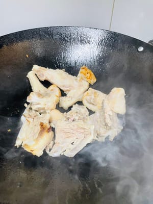 炒香羊骨:鍋裡噴一點油,油熱後倒入瀝乾水分的羊骨頭,小火慢慢炒,一直炒到羊骨頭表面金黃。接著沿著鍋邊淋入 1 匙料酒,激發出香味。