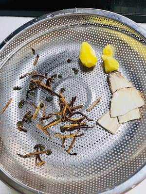 Préparez les épices : Lavez 5 grammes de racine d'angélique, 5 grammes d'écorces de mandarine séchées, 10 coquilles de poivron vert et 3 tranches de gingembre, puis réservez.