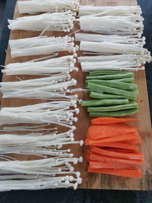 Bereiten Sie alle Zutaten vor (Karotten, Kohl und Enoki-Pilze)