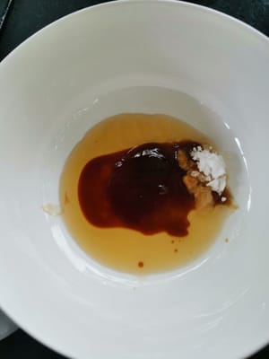 dann die Soßenwürze herstellen (Sesamöl, Austernsauce, Sojasauce, Topiocamehl)