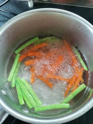 dann kochen (Karotten und grüne Bohnen für 1 Minute)