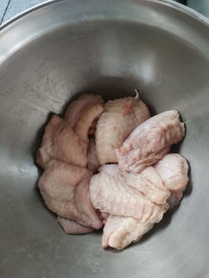 然後醃製並靜置 30 分鐘，以便香料可以吸收