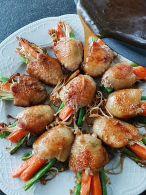 dann gießen Sie die Sauce Gewürz auf das gebratene Huhn
