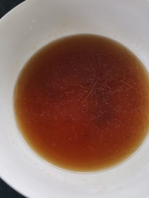 Dann Wasser hinzufügen und umrühren, bis die Gewürze gleichmäßig vermischt sind.