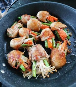 Braten Sie das Huhn, bis alles perfekt gebraten ist