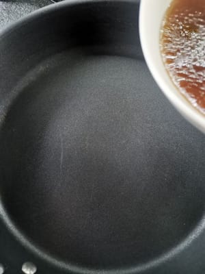 Bereiten Sie eine Bratpfanne vor, um die Saucenwürze zu kochen