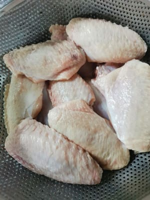 Hähnchenflügel gründlich waschen