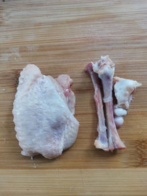 dann kommen die Hühnerflügelknochen heraus