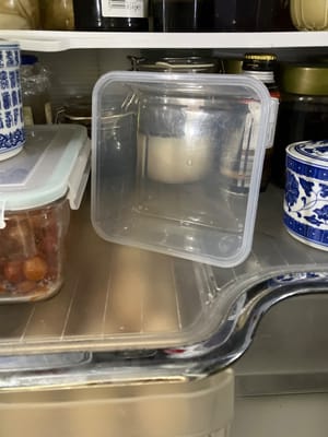 将果冻容器放入冰箱。冷却后，取出果冻更容易食用。