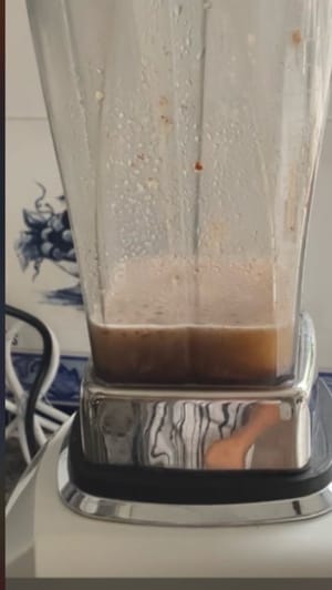 将红枣与200毫升水混合。