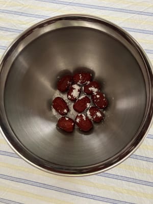 用任何类型的面粉清洗枣子，去除污垢和灰尘