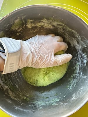 5分後、生地を麺棒に移します