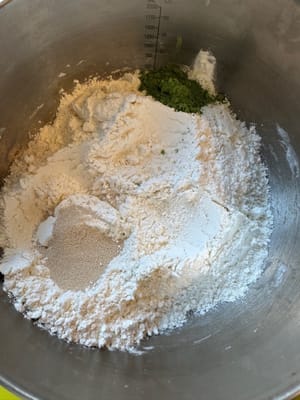 すべての材料を混ぜて抹茶生地を準備します