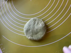 反対側も生地を伸ばして端を平らにする