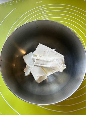 まず抹茶クリームチーズフィリングを作ります。必要な材料をすべて混ぜて滑らかになるまで混ぜます。