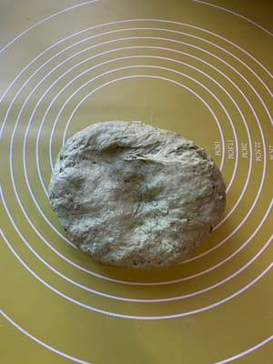 5分後、生地を麺棒に移します