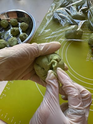 餅クリームチーズボールを生地の上に置き、写真のように端を留めます。パン生地（写真4）を球形に成形します。