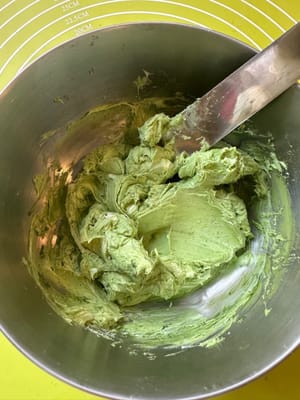 まず抹茶クリームチーズフィリングを作ります。必要な材料をすべて混ぜて滑らかになるまで混ぜます。