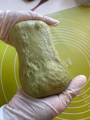 生地が熱いうちにこねて伸ばします。餅が十分に伸びるまで約5分間続けます。