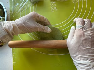 反対側も生地を伸ばして端を平らにする