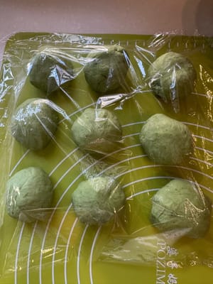 生地を細長く伸ばし、さらに9つの小さな生地に切り分けます。乾燥を防ぐため、ラップで覆います。