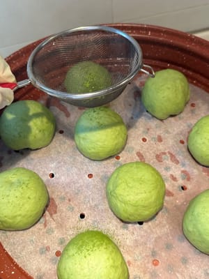 生地を蒸し器に入れ、発酵させます。生地に抹茶を振りかけて飾ります。