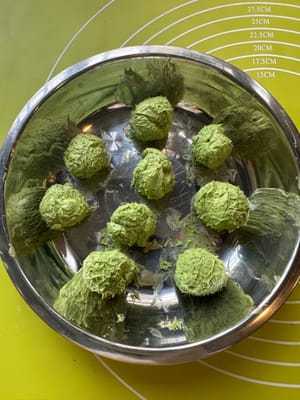 9つの小さなボールに丸めて冷凍庫で固める