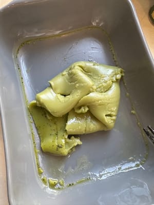 生地が熱いうちにこねて伸ばします。餅が十分に伸びるまで約5分間続けます。