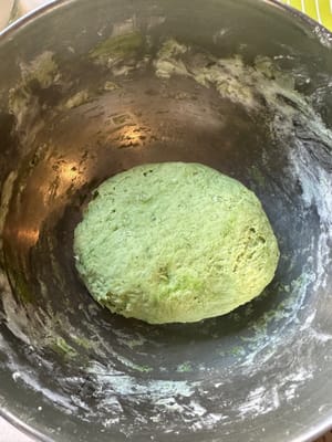 ざらざらとした生地ができるはずです。表面がザラザラしていても気にしないでください。5分間そのまま置いておきます。