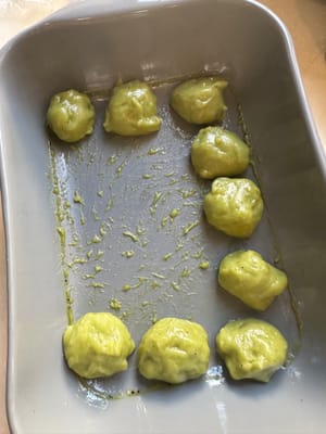 その後、餅を9つの小さなボールに分けます。乾燥を防ぐためにラップで覆い、置いておきます。