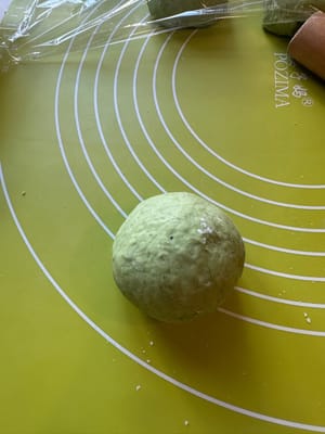 餅クリームチーズボールを生地の上に置き、写真のように端を留めます。パン生地（写真4）を球形に成形します。