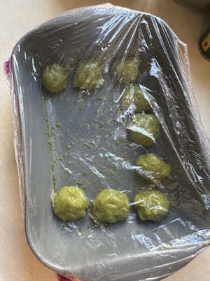 その後、餅を9つの小さなボールに分けます。乾燥を防ぐためにラップで覆い、置いておきます。