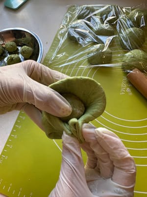 餅クリームチーズボールを生地の上に置き、写真のように端を留めます。パン生地（写真4）を球形に成形します。