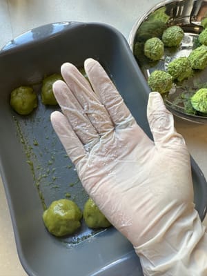 まず、両手に小麦粉を少しつけ、餅を薄く伸ばします。