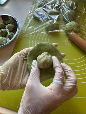 餅クリームチーズボールを生地の上に置き、写真のように端を留めます。パン生地（写真4）を球形に成形します。