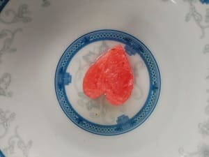 Coupez la pastèque en forme de cœur et réservez