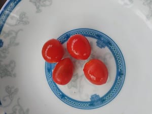 Lavez 4 tomates cerises et réservez.
