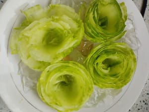 Utilisez la gelée pour combler les espaces entre les fleurs dans l'assiette et réservez.