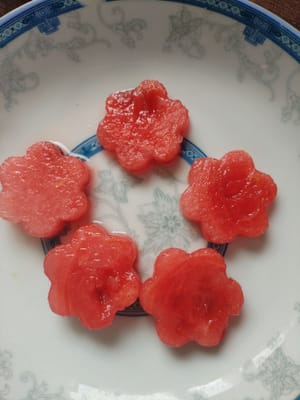 Coupez la pastèque en petites fleurs et réservez.